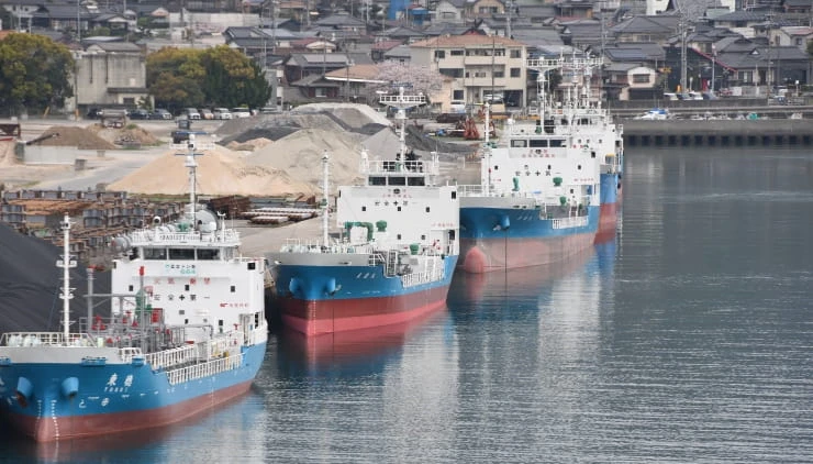 港に並んで停泊している複数のケミカルタンカー