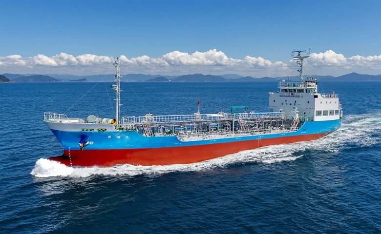 青空の下を航行するケミカルタンカーの全景