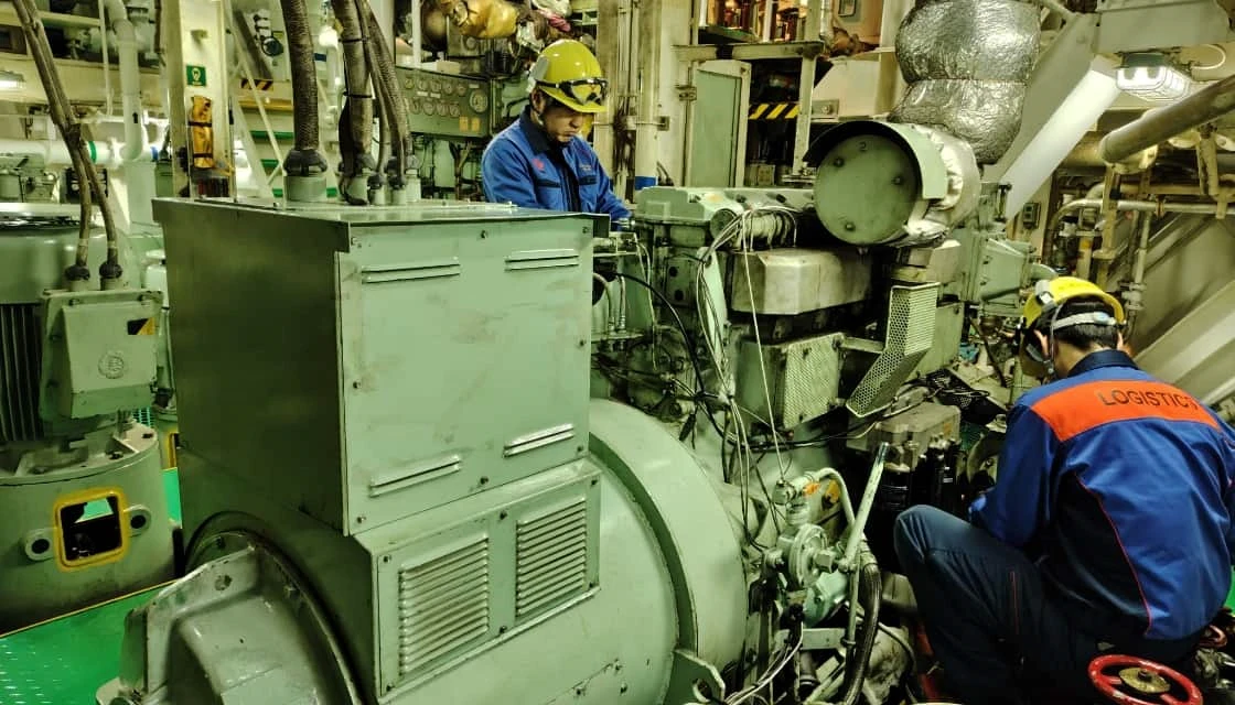 発電機を点検・整備する作業員たちの様子