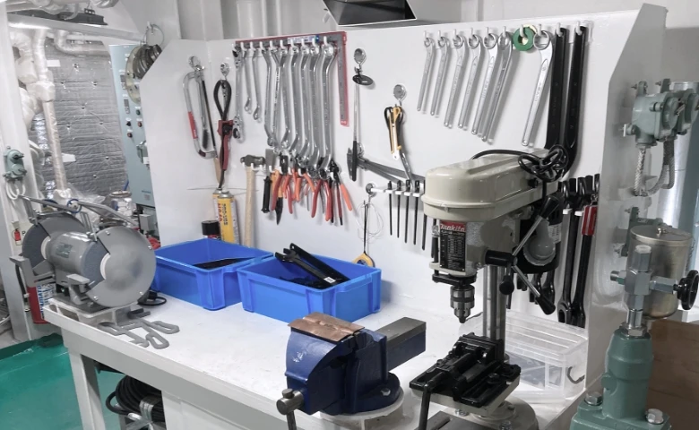 整理整頓されたワークショップの工具壁と作業台