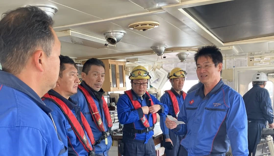 船橋（ブリッジ）で打ち合わせをする乗組員たち