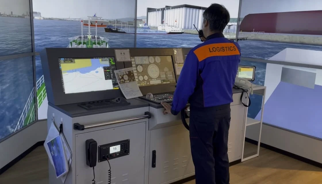  操船シミュレーターで訓練を行うスタッフ