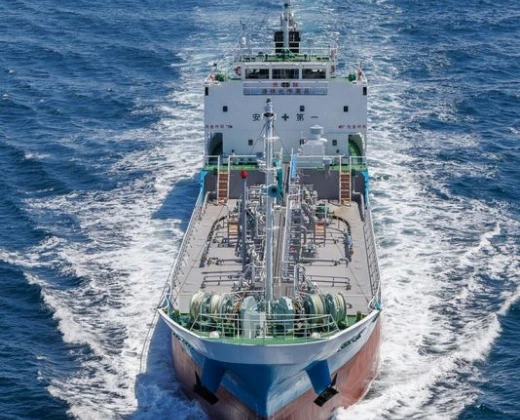 海上を直進する船を真後ろから捉えたアングル