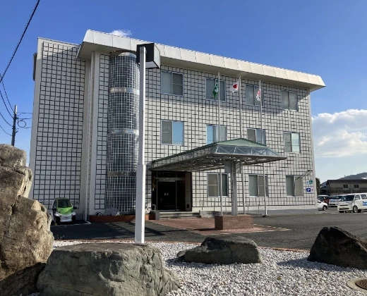 晴天の下に立つ会社の外観（本社ビル）