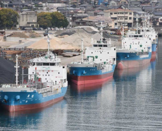 港に並んで停泊している複数のケミカルタンカー