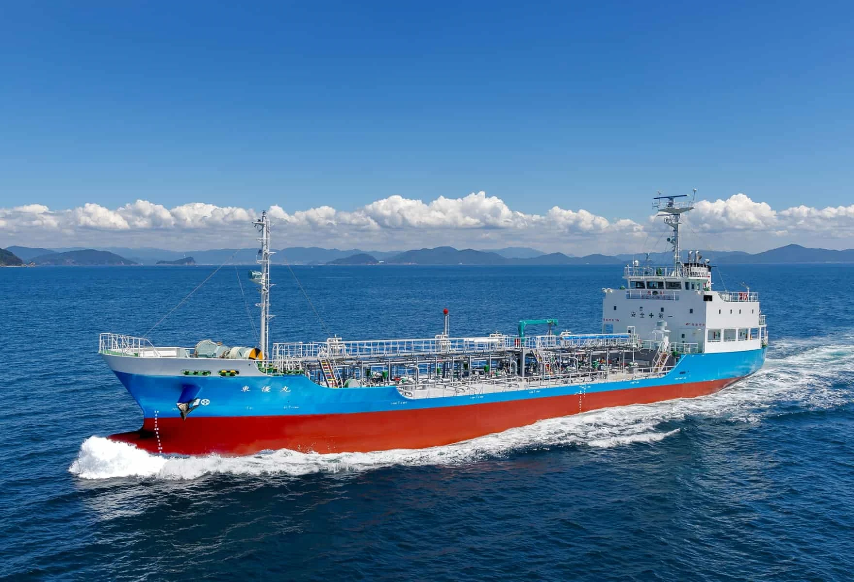 青空の下を航行するケミカルタンカーの全景