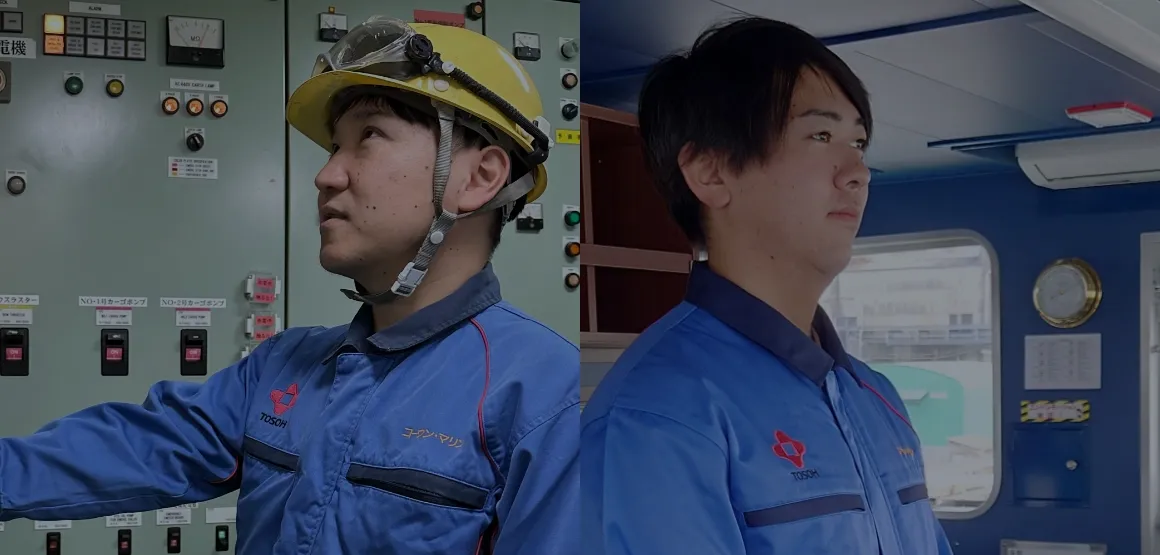 船内の計器パネルを操作するヘルメット姿の乗組員とブリッジに立つスタッフ