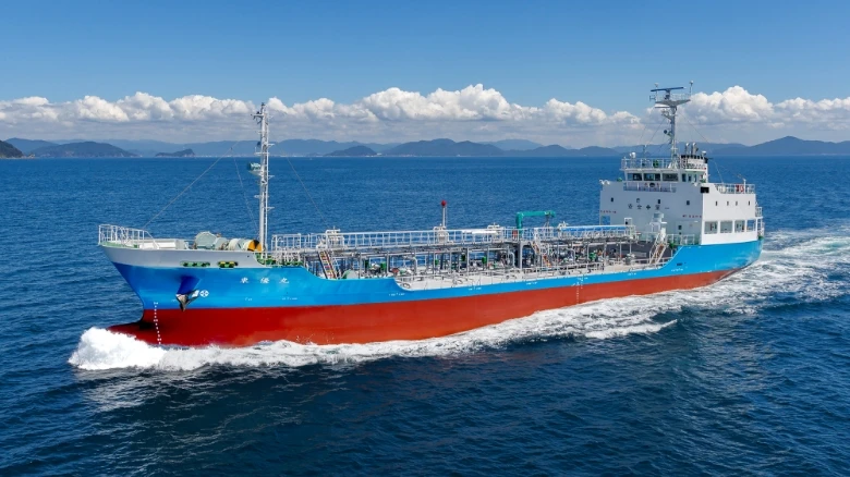 青空の下を航行するケミカルタンカーの全景