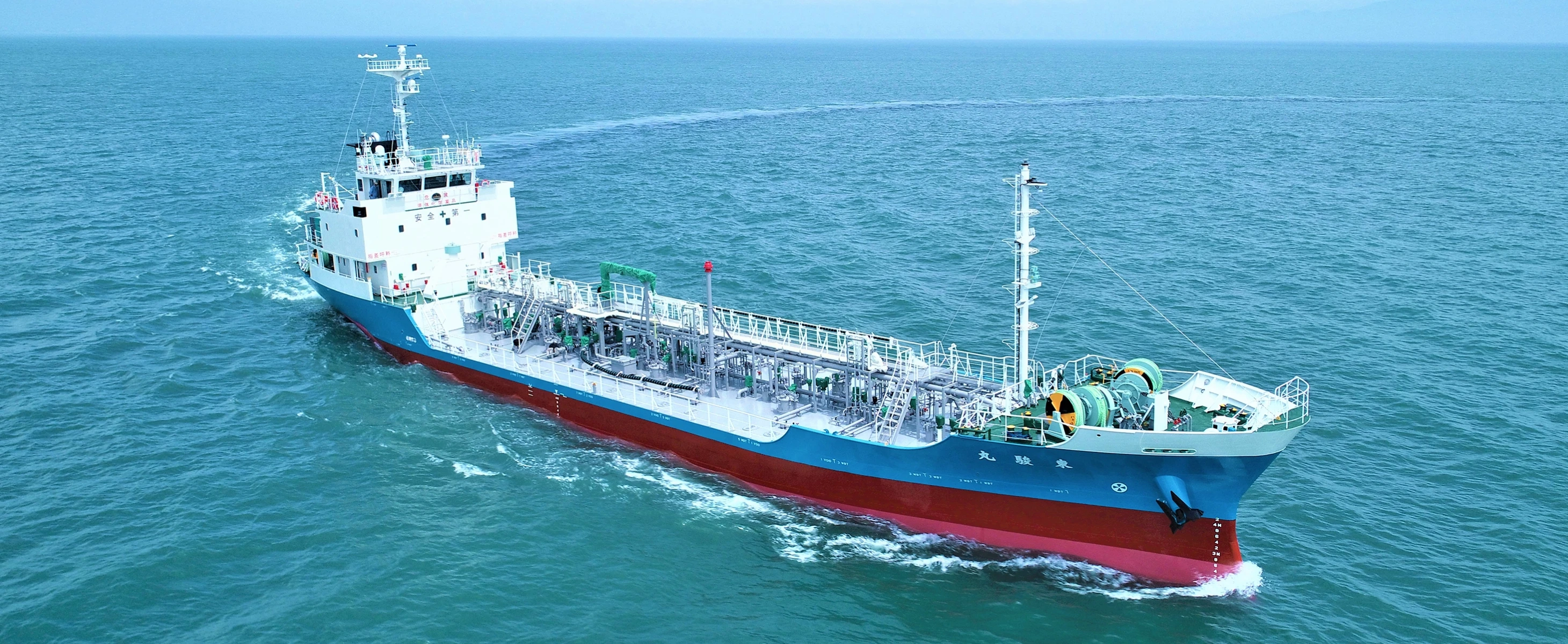 青い海を航行する内航タンカーの全景