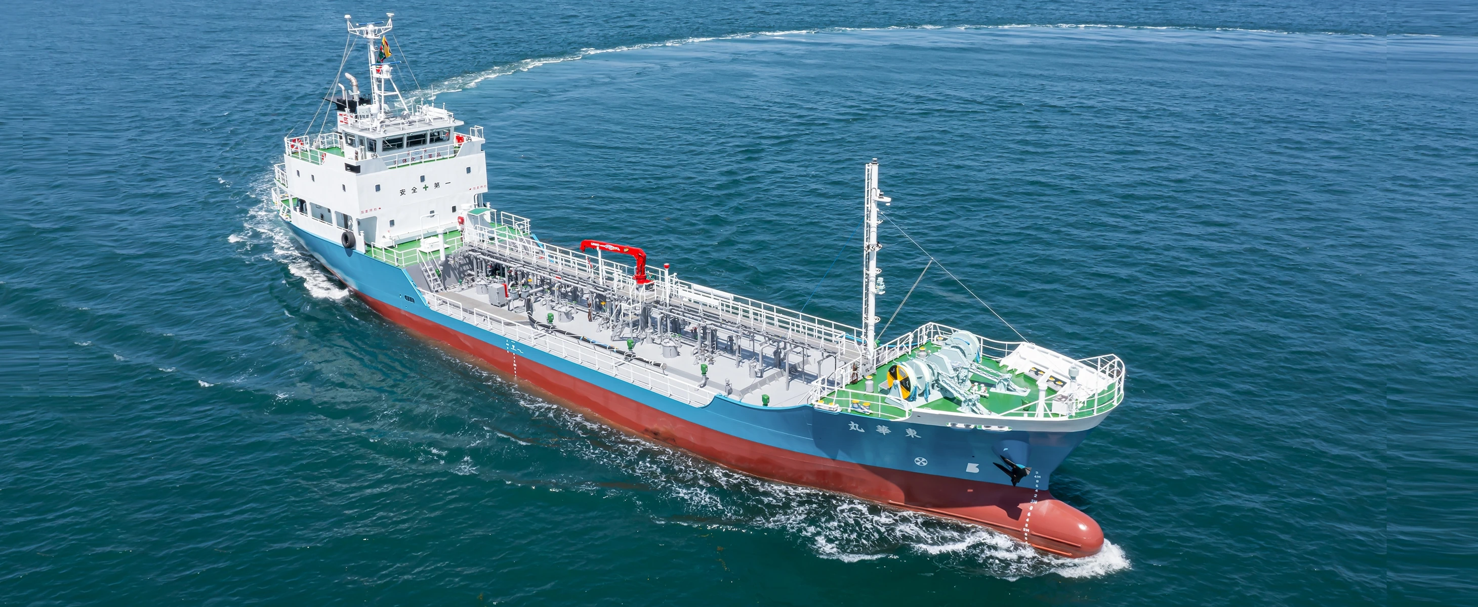 穏やかな海を航行する内航タンカーの俯瞰写真