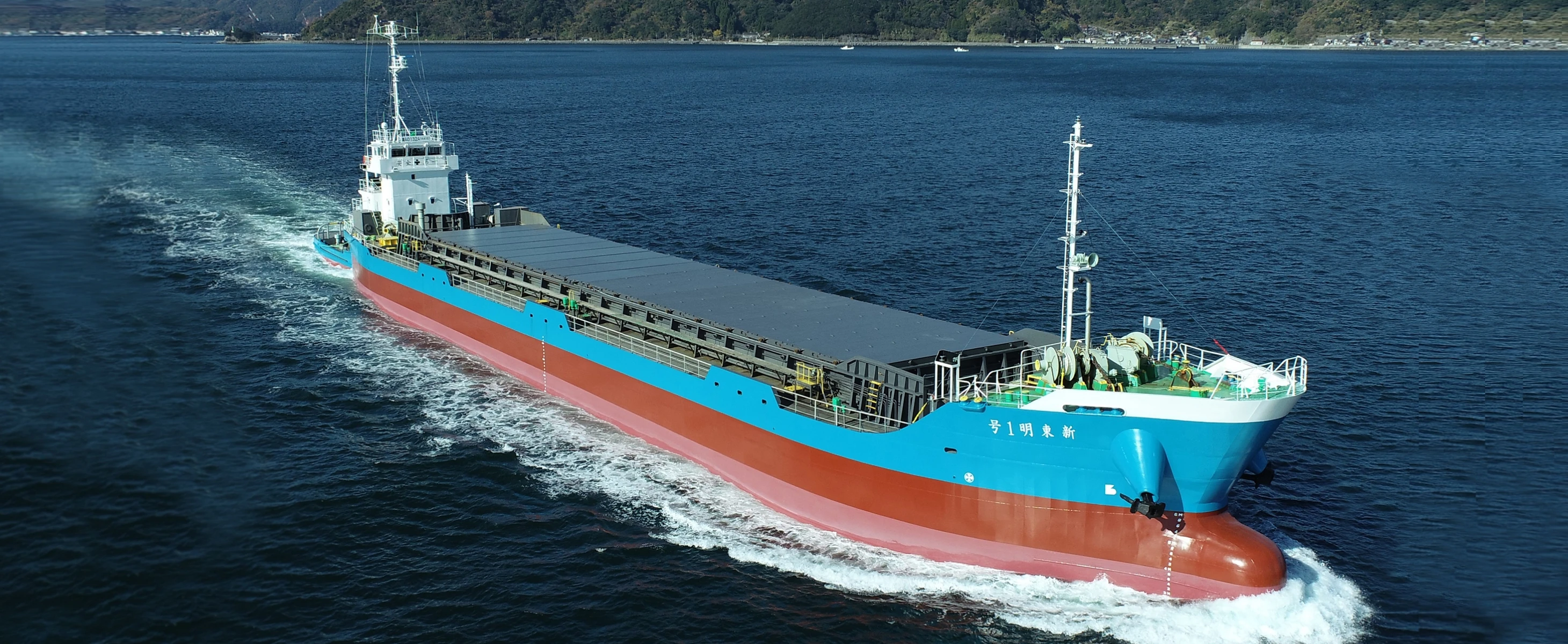 航行中の内航貨物船の外観。斜め前からの俯瞰ショット