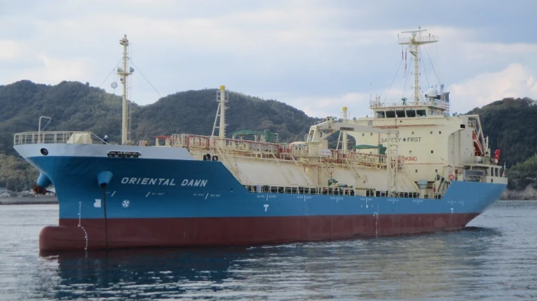 晴天の海原をダイナミックに航行する大型外航ケミカルタンカー