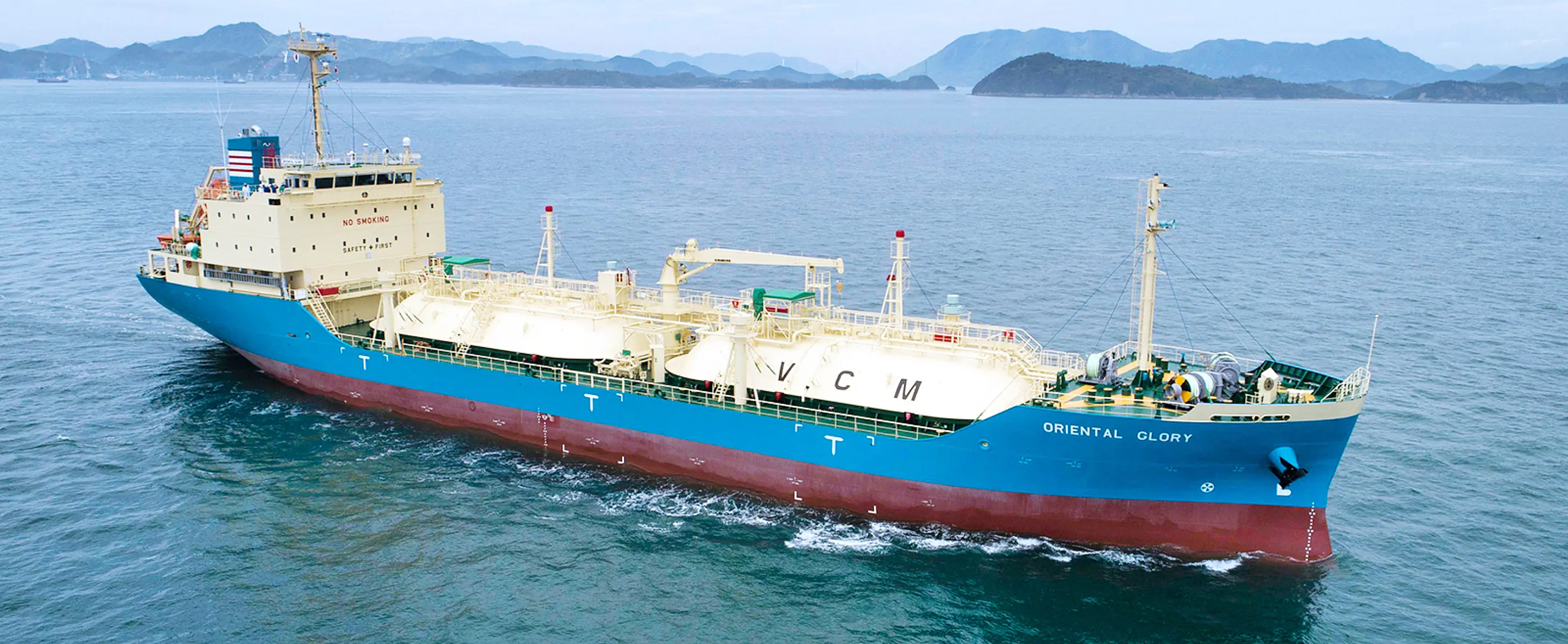 海を航行する大型コンテナ船