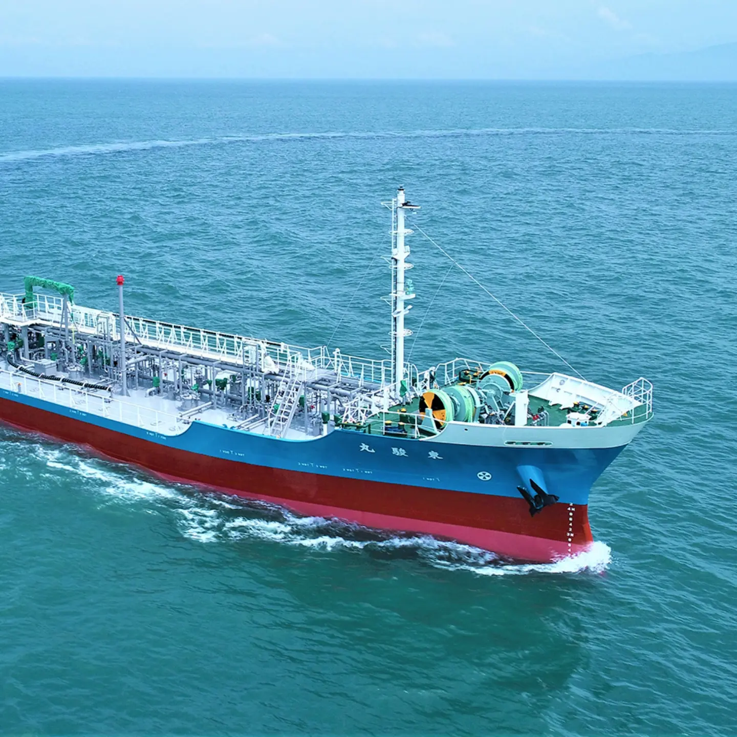 青い海を進むタンカーの外観