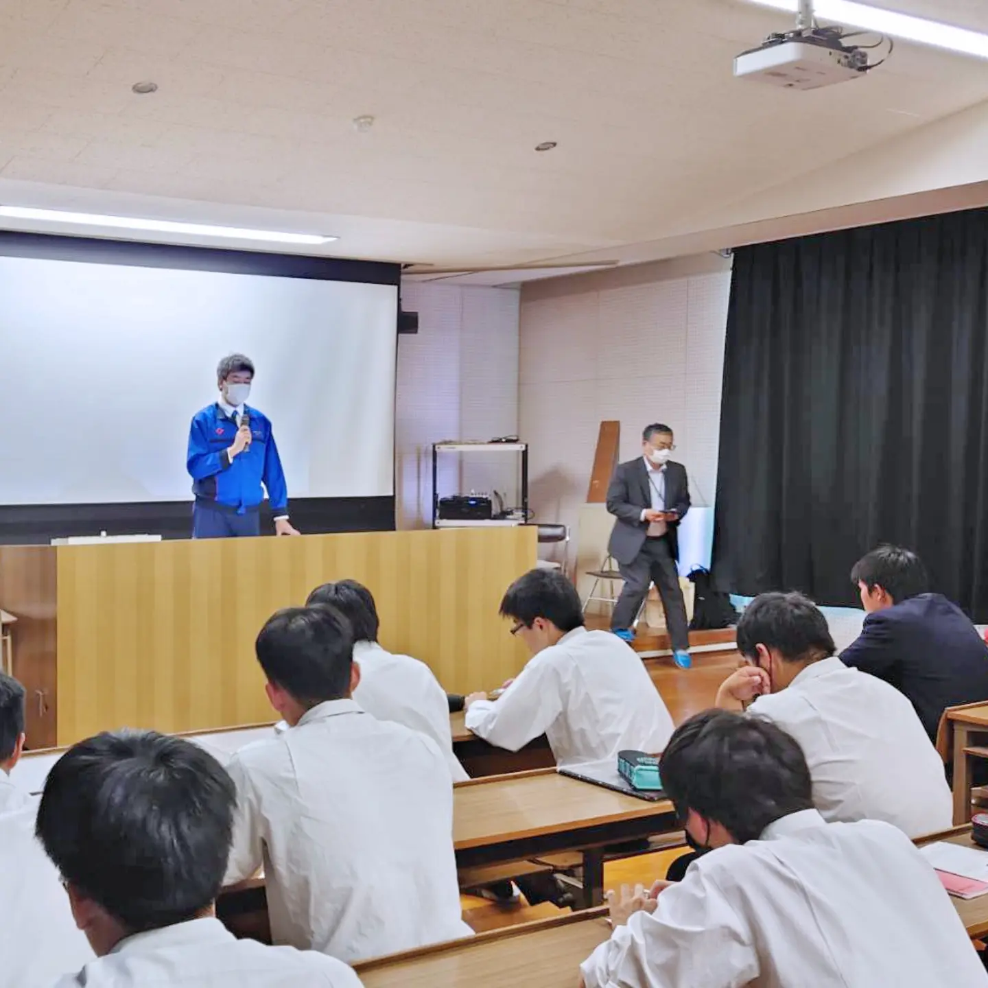 セミナールームで学生や研修生に向けて会社説明会