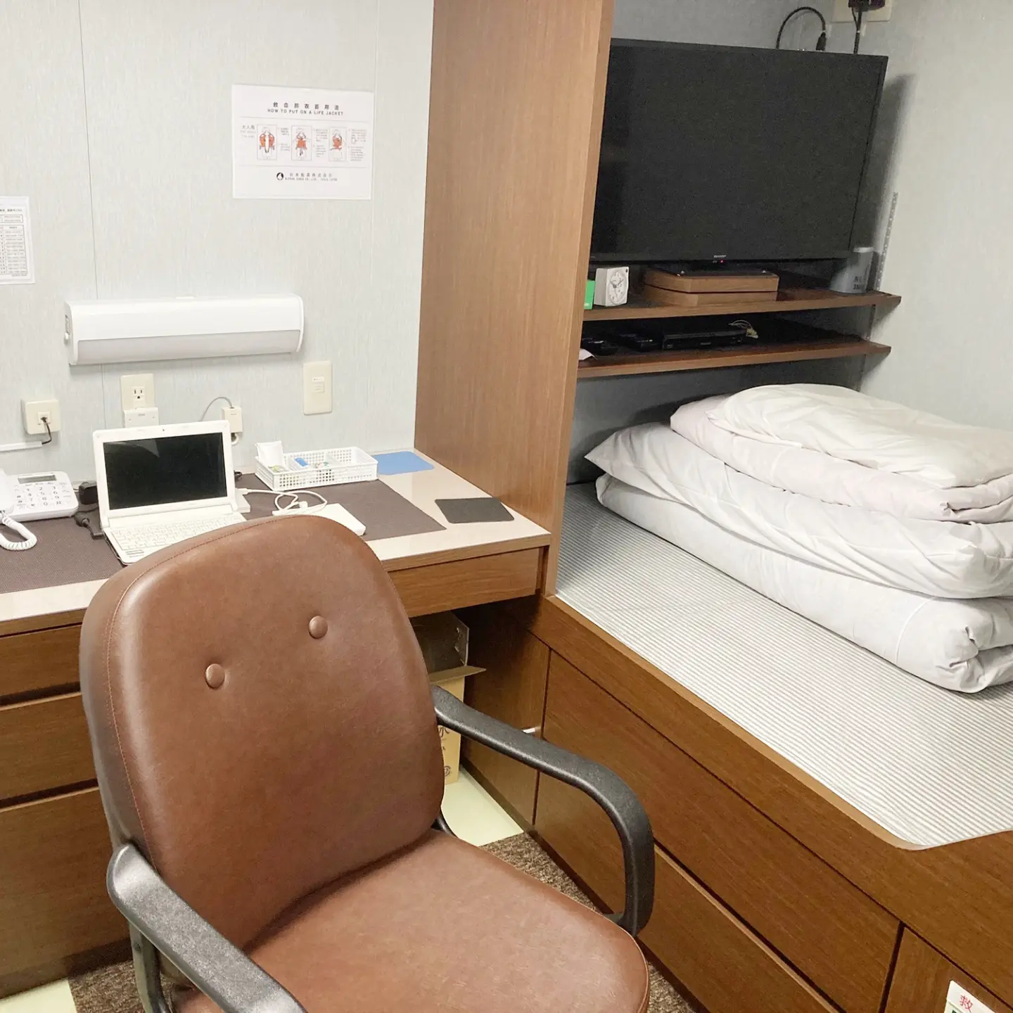 船内の清潔な個室。デスク、テレビ、ベッドが完備された乗組員用の居住スペース
