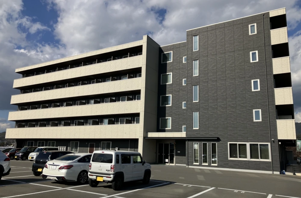 施設の外観と駐車場