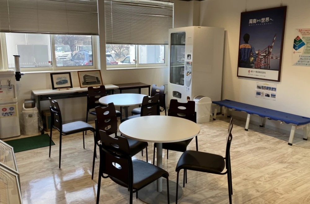 自動販売機と休憩スペース。円卓と椅子が設置されたリフレッシュルーム