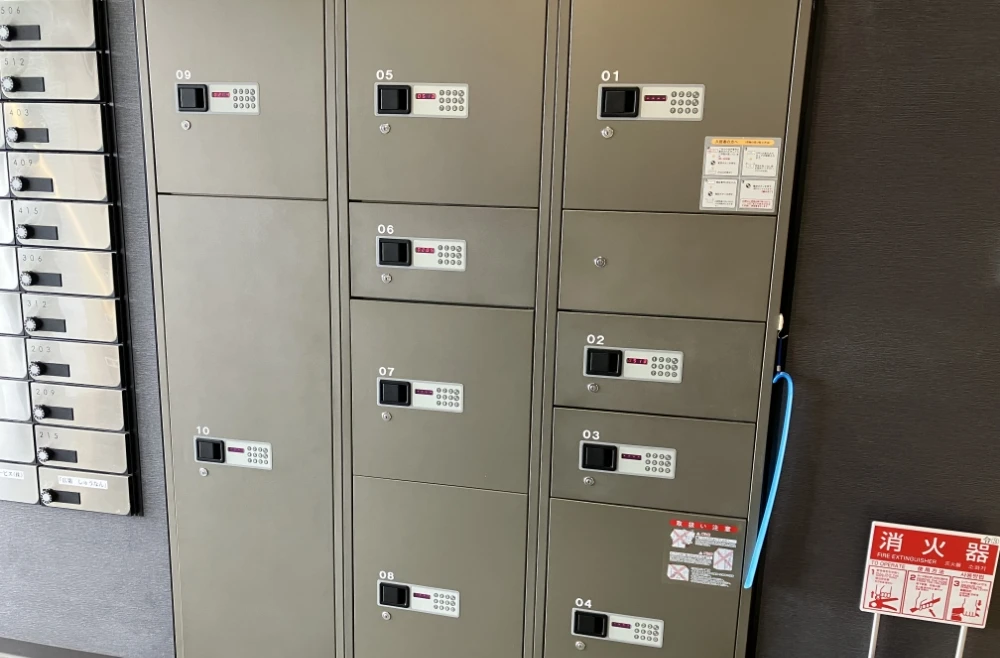 集合玄関のメールボックスと暗証番号式の宅配ボックス