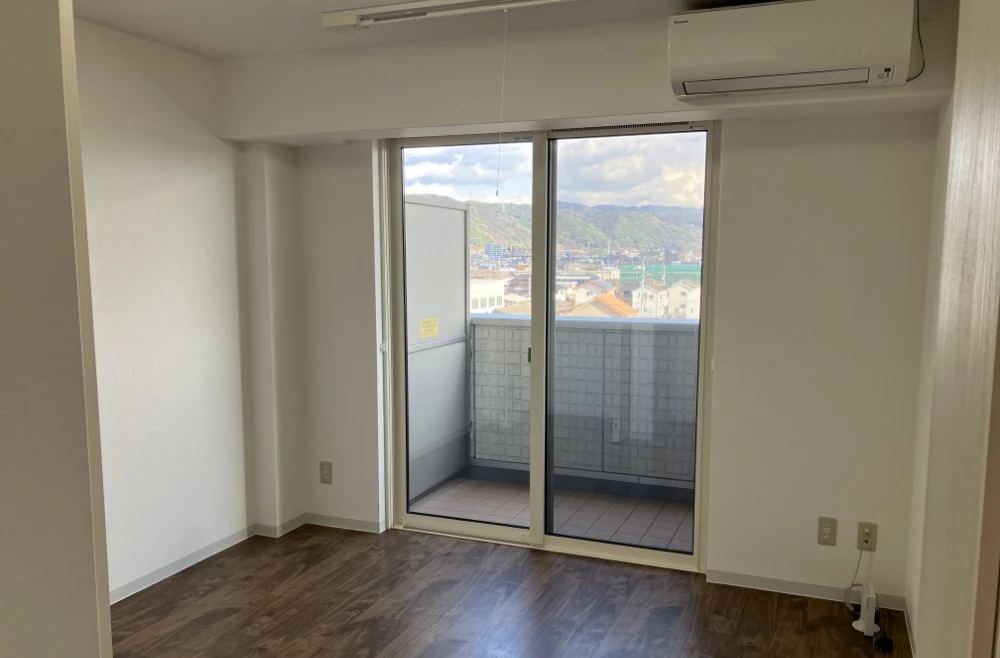 居室に設置された壁掛けエアコンの近影