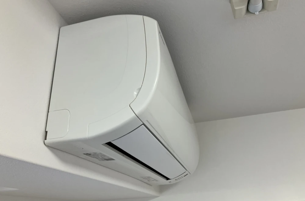 居室に設置された壁掛けエアコンの近