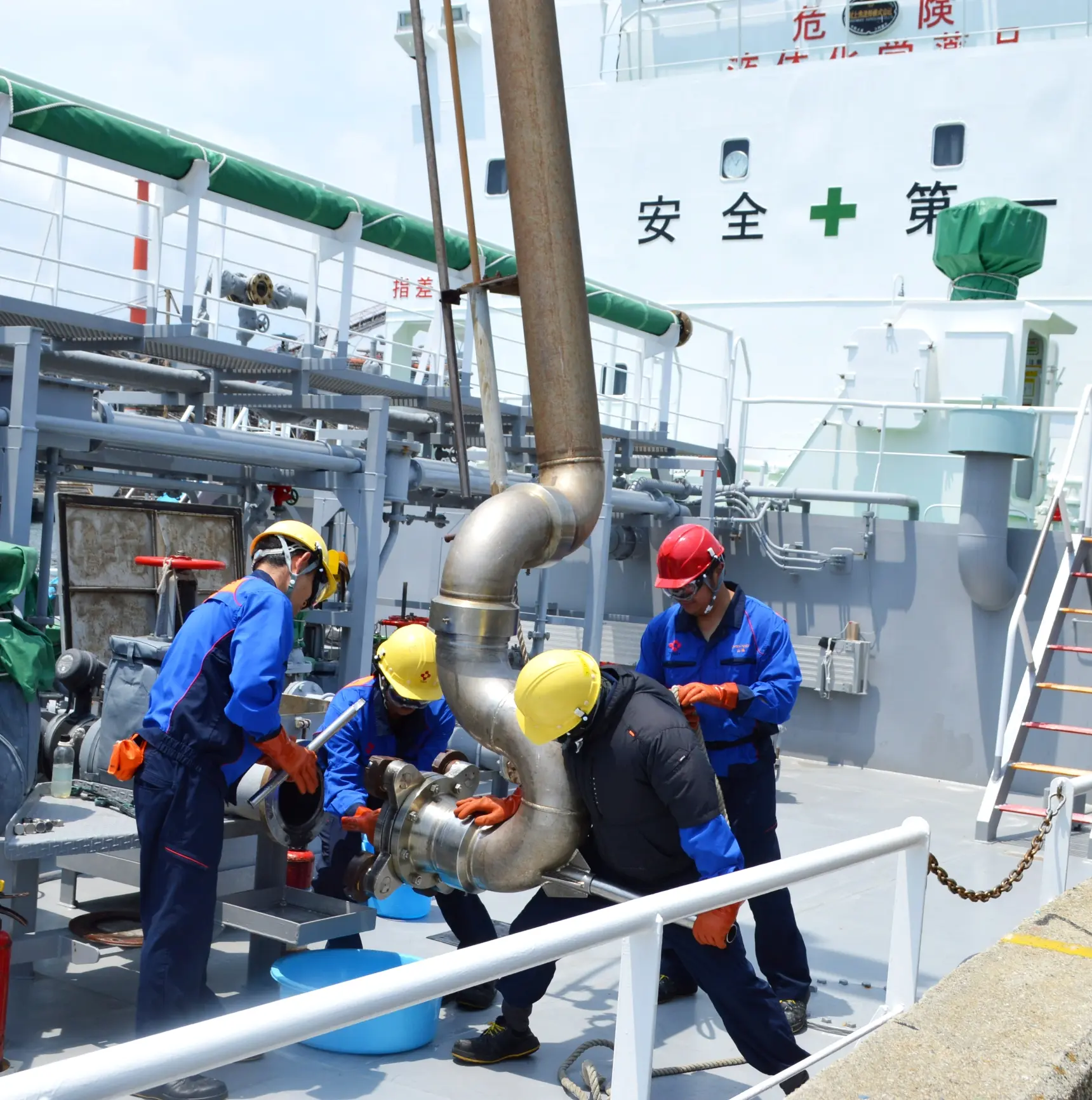 船上での配管接続作業