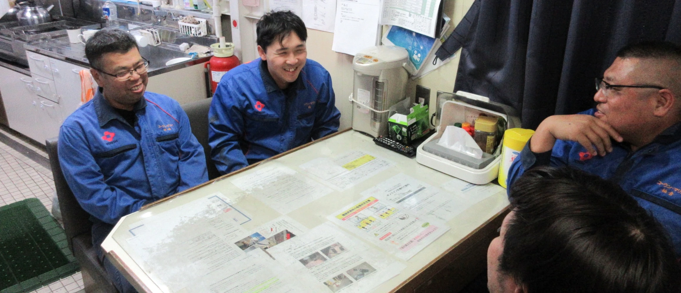 休憩室で談笑する船員たち